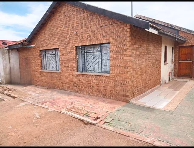 3 BEDROOM HOUSE FOR SALE IN SEBOKENG ZONE 10